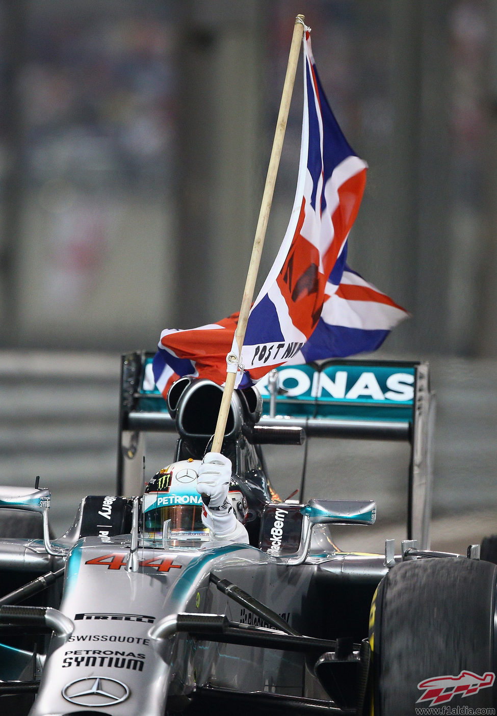 Lewis Hamilton sostiene la bandera de Reino Unido
