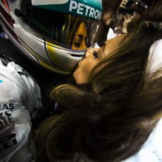 Lewis Hamilton besa a Nicole, su novia
