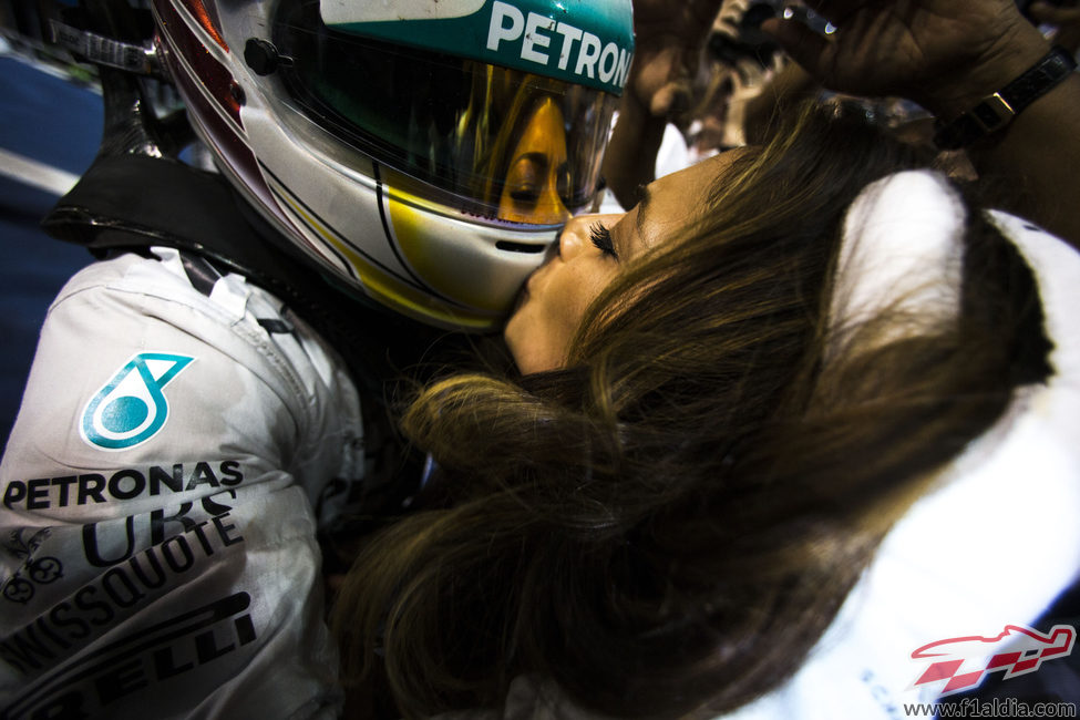 Lewis Hamilton besa a Nicole, su novia