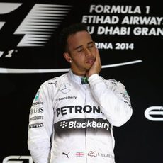 Lewis Hamilton se emociona en el podio de Abu Dabi