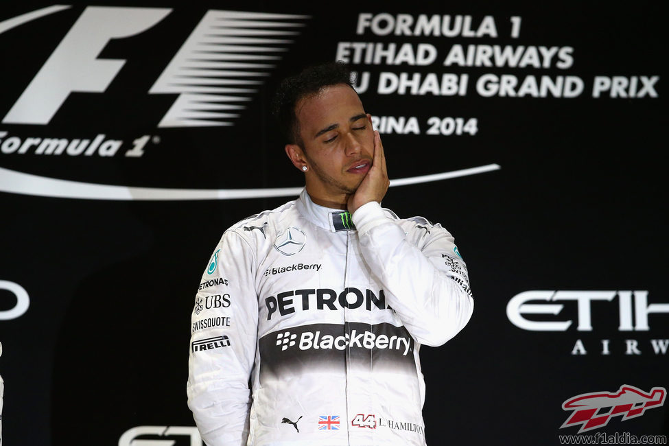 Lewis Hamilton se emociona en el podio de Abu Dabi