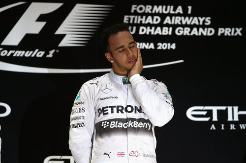 Lewis Hamilton se emociona en el podio de Abu Dabi