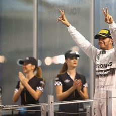 Lewis Hamilton saluda desde el podio
