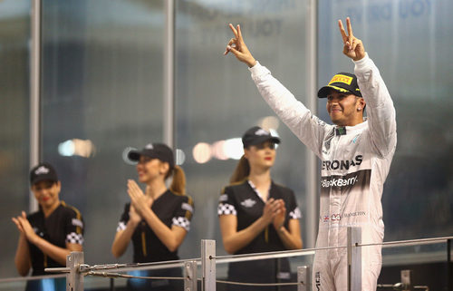 Lewis Hamilton saluda desde el podio