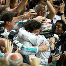 Lewis Hamilton abraza a Toto Wolff