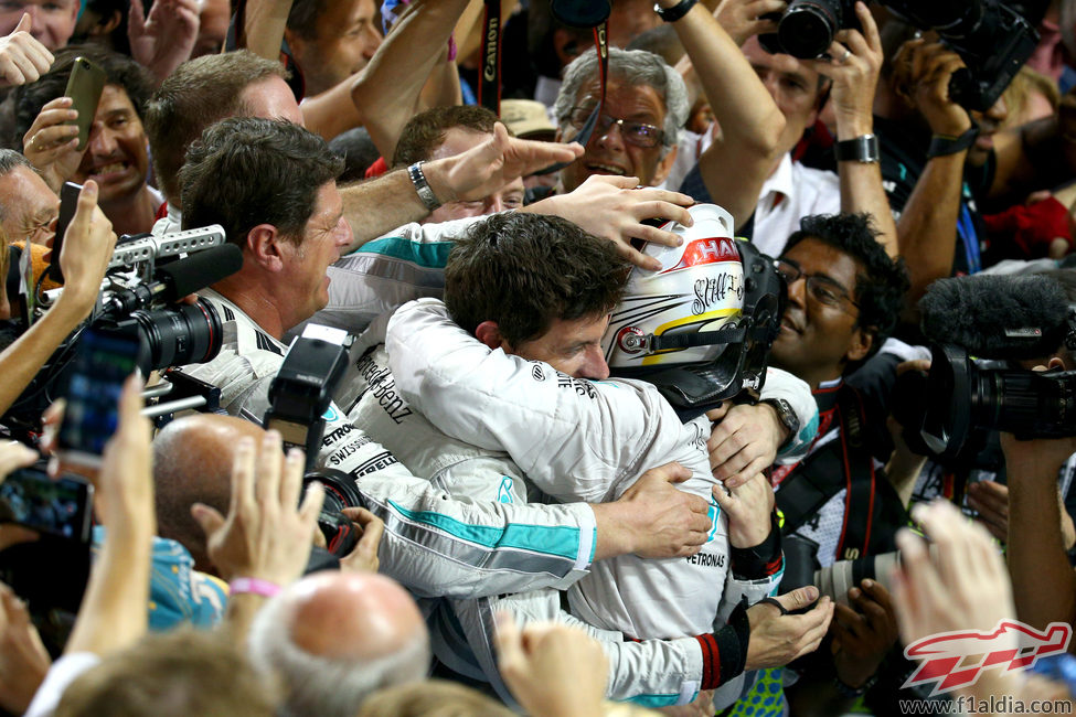 Lewis Hamilton abraza a Toto Wolff
