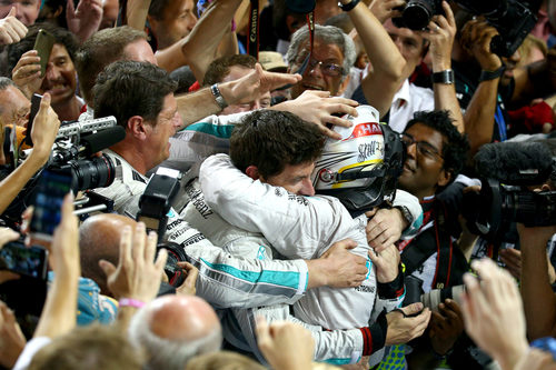 Lewis Hamilton abraza a Toto Wolff
