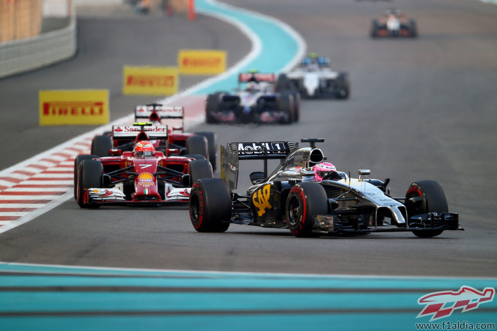 Jenson Button manteniendo detrás a los Ferrari