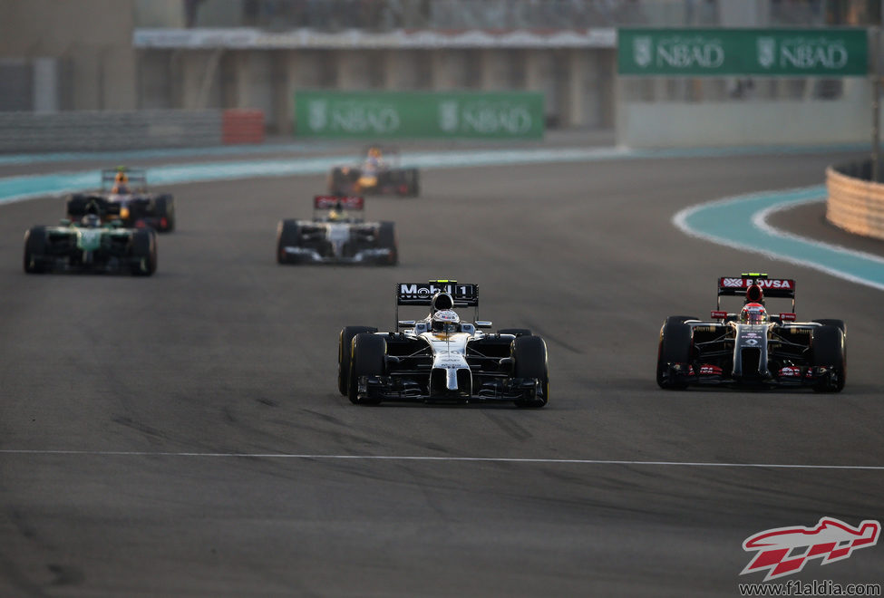 Kevin Magnussen adelantando a Pastor Maldonado