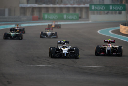 Kevin Magnussen adelantando a Pastor Maldonado