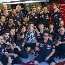 Daniil Kvyat despidiéndose de su equipo en Toro Rosso