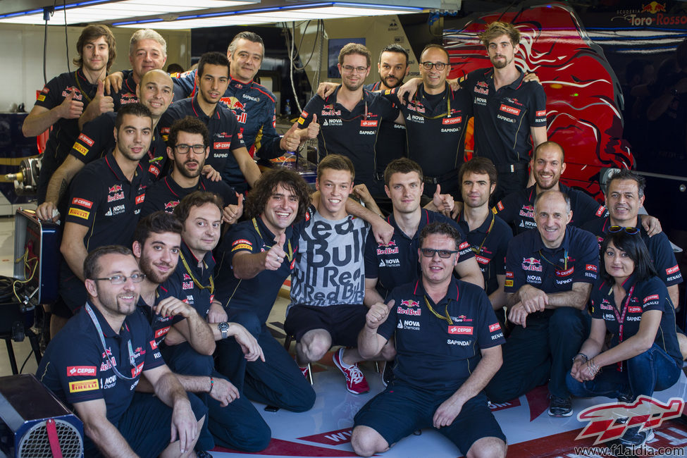 Daniil Kvyat despidiéndose de su equipo en Toro Rosso