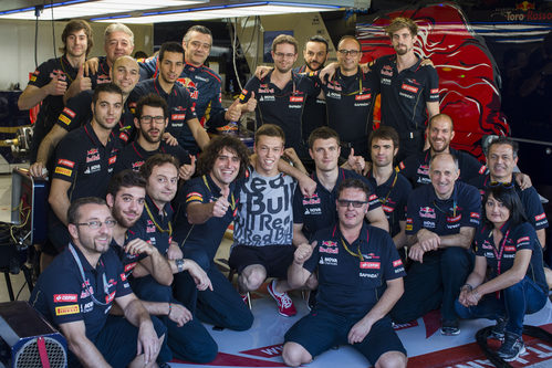 Daniil Kvyat despidiéndose de su equipo en Toro Rosso