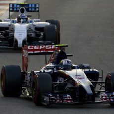 Daniil Kvyat delante de Valtteri Bottas