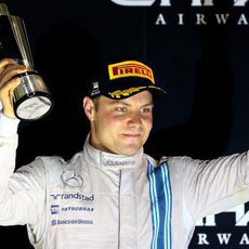 Valtteri Bottas levantando su copa por su 3ª posición