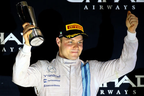 Valtteri Bottas levantando su copa por su 3ª posición