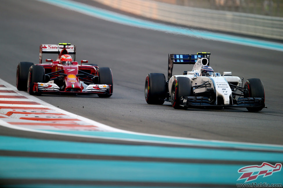 Valtteri Bottas manteniendo a raya a Kimi Raikkonen