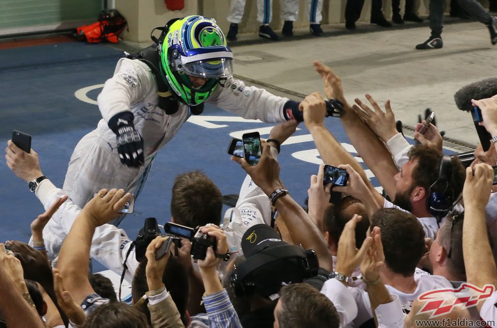 Felipe Massa celebrando con sus mecánicos