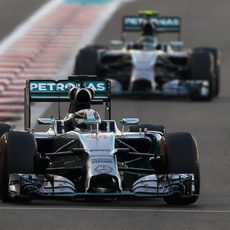 Nico Rosberg acercándose a Lewis Hamilton