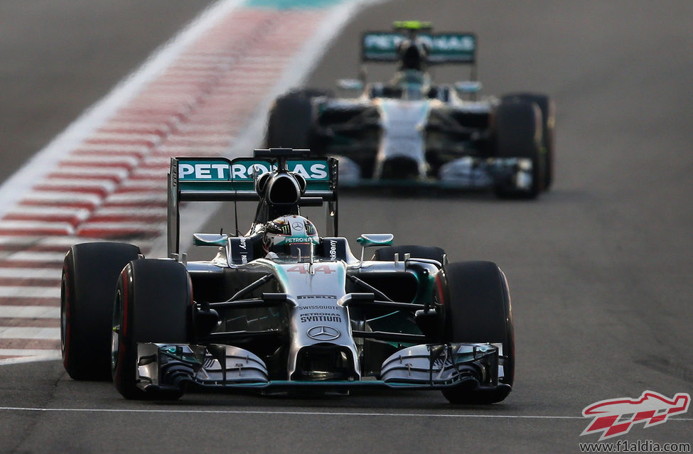Nico Rosberg acercándose a Lewis Hamilton