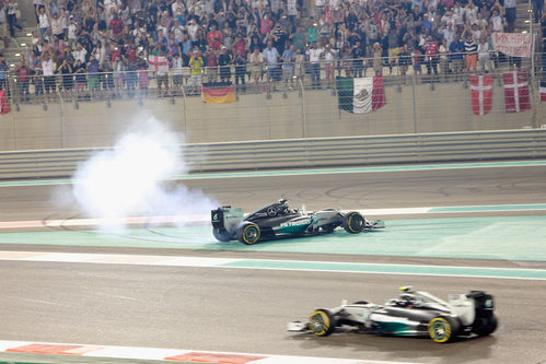 Lewis Hamilton haciendo 'donuts' mientras Nico Rosberg pasa a su lado