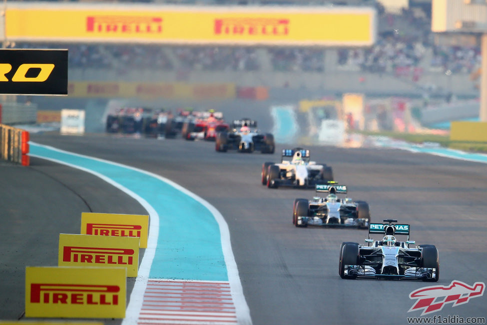 Los dos Mercedes lideran la carrera