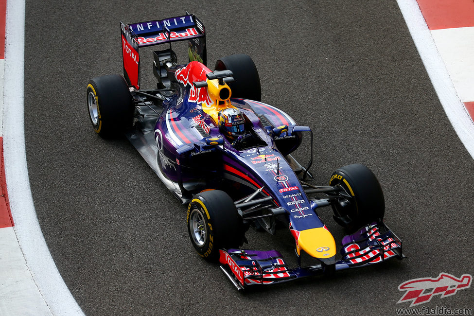 Carlos Sainz Jr a los mandos del RB10