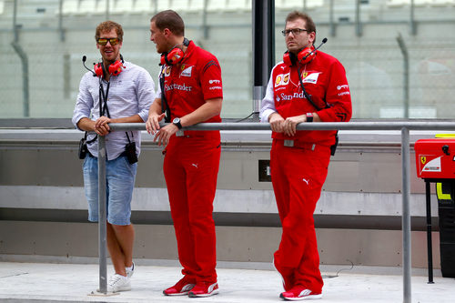 Sebastian Vettel se deja ver con los de Maranello