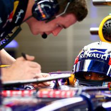 Carlos Sainz Jr recibe instrucciones en el box de Red Bull