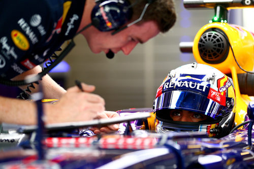 Carlos Sainz Jr recibe instrucciones en el box de Red Bull