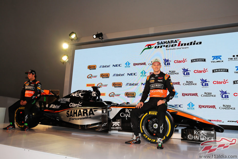 Nico Hülkenberg y Sergio Pérez, junto al VJM08