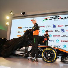 Nico Hülkenberg y Sergio Pérez retiran la sábana del VJM08