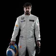 Fernando Alonso con el casco y el mono de McLaren