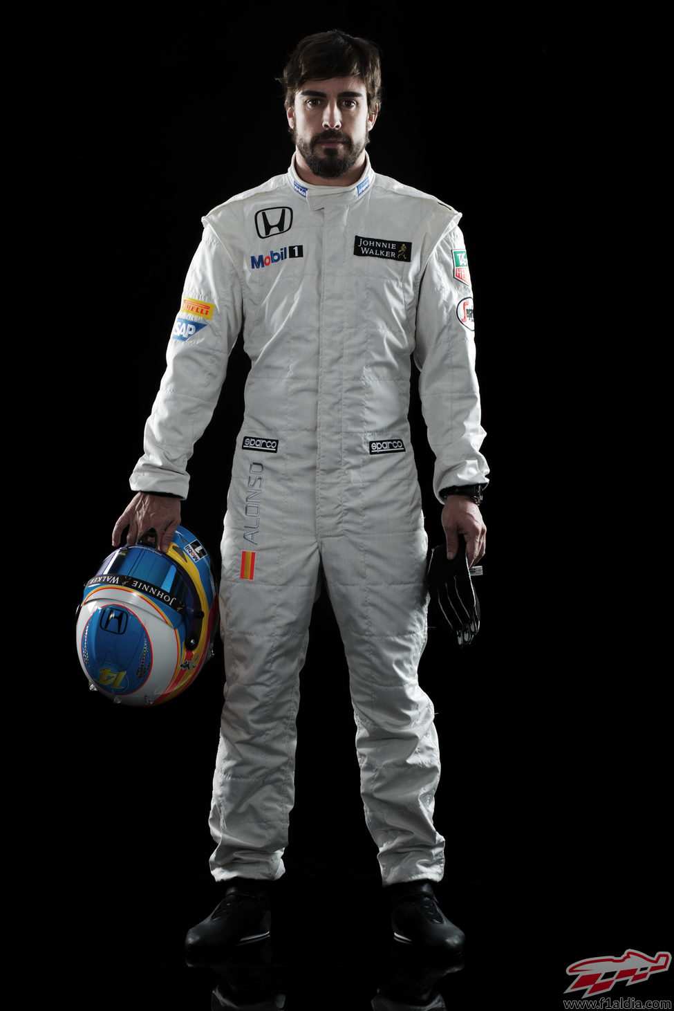 Fernando Alonso con el casco y el mono de McLaren