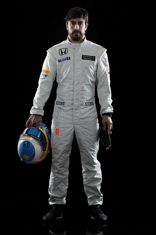 Fernando Alonso con el casco y el mono de McLaren