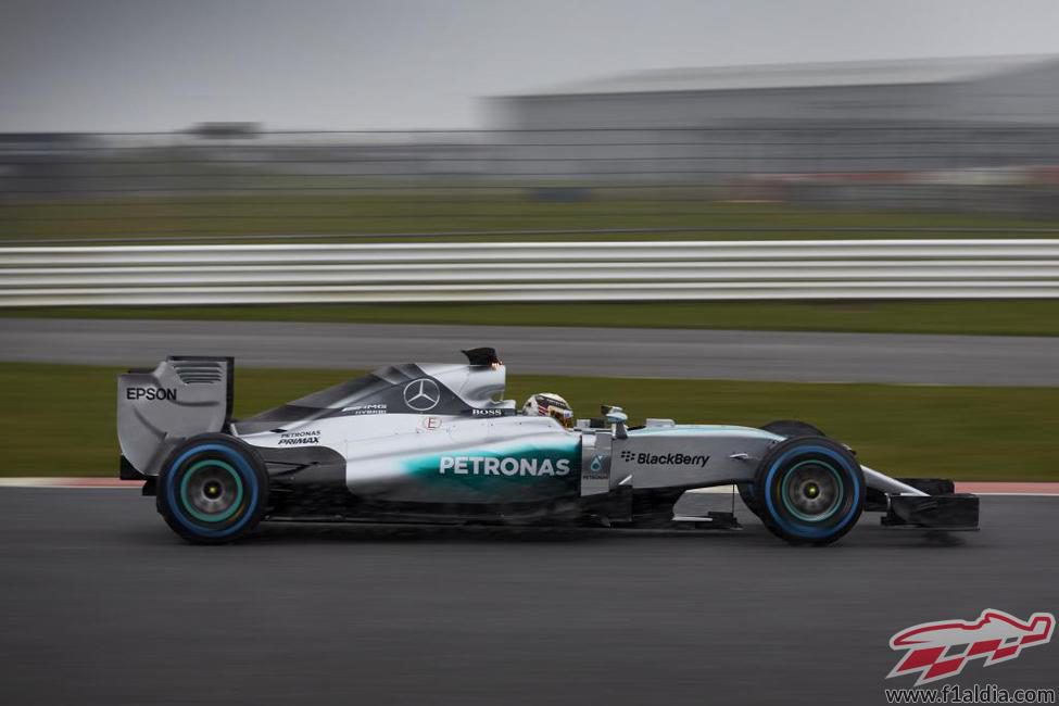 El nuevo F1 W06 Hybrid durante el filming day en Silverstone