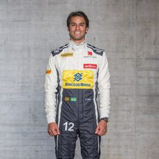 Felipe Nasr sonríe vestido por primera vez con el mono de Sauber