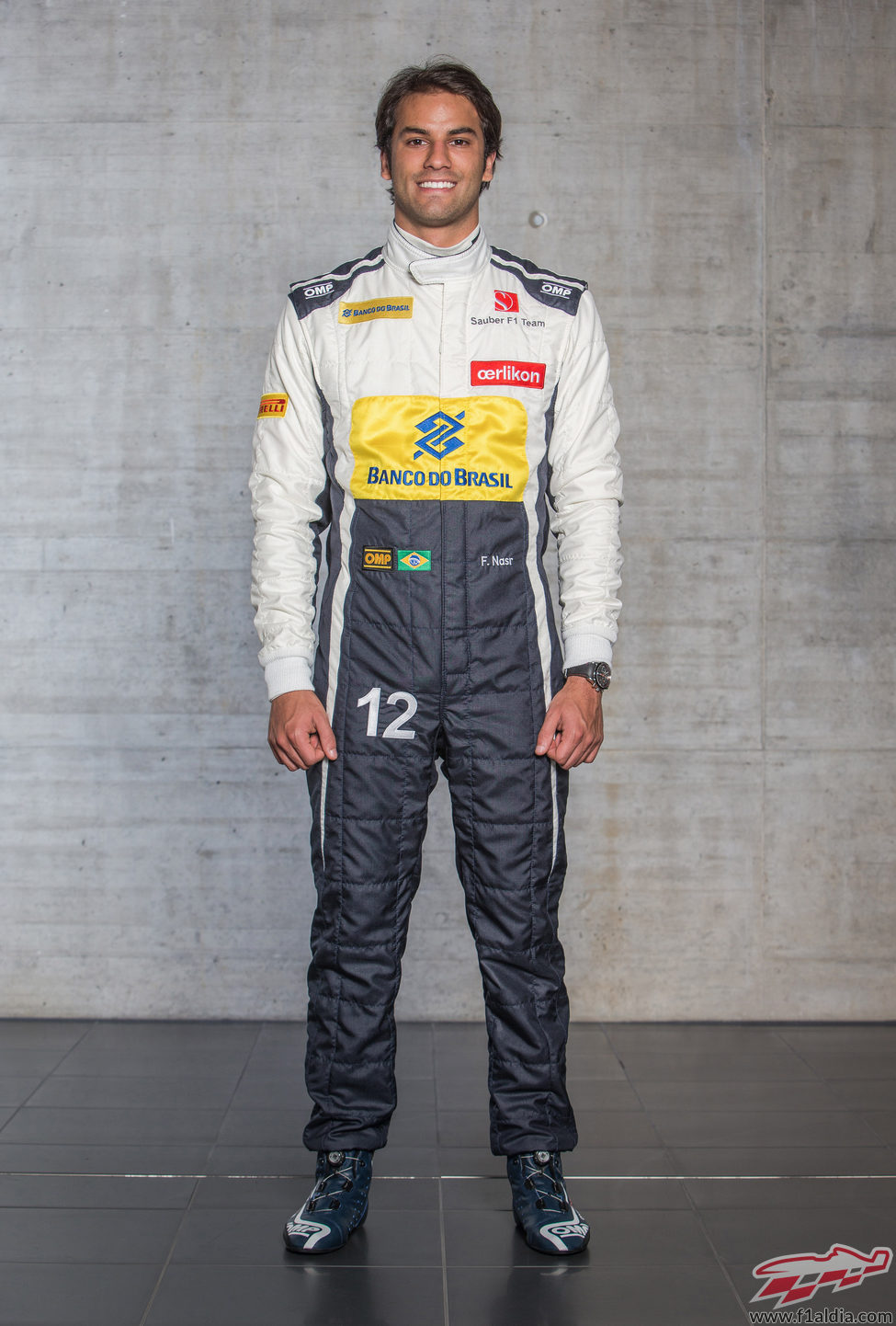 Felipe Nasr sonríe vestido por primera vez con el mono de Sauber