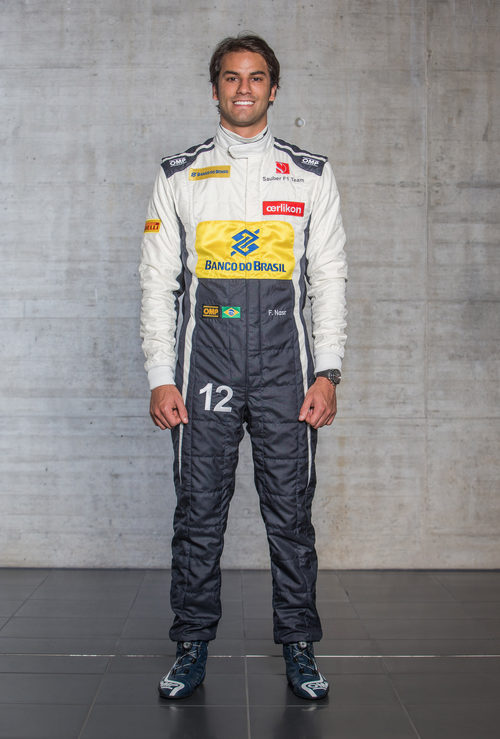 Felipe Nasr sonríe vestido por primera vez con el mono de Sauber