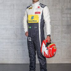 Felipe Nasr posa con su casco