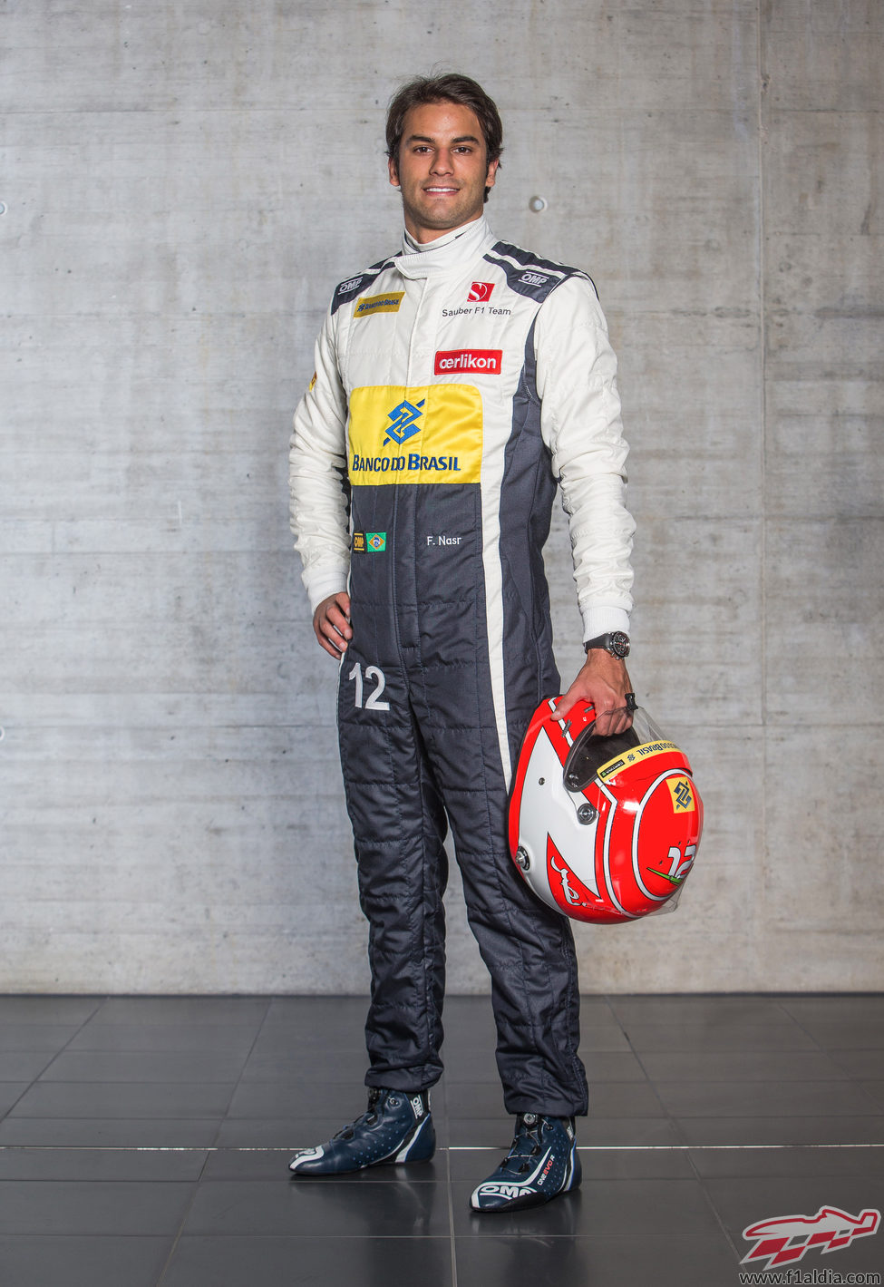 Felipe Nasr posa con su casco