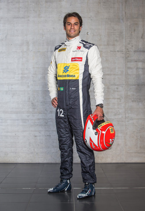 Felipe Nasr posa con su casco