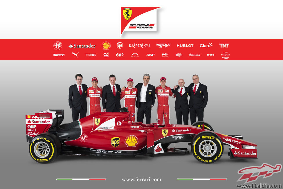 El equipo junto al SF15-T, su nueva creación