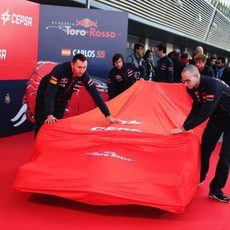 Miembros del equipo colocando el STR10 para su presentación en el pit lane de Jerez