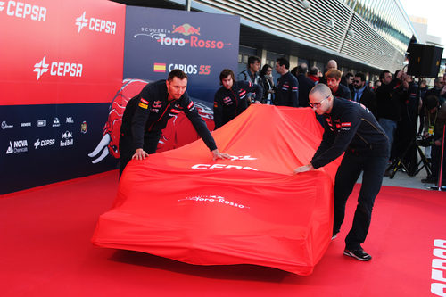Miembros del equipo colocando el STR10 para su presentación en el pit lane de Jerez