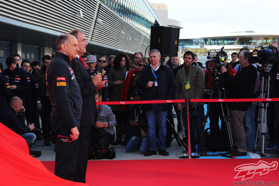 Franz Tost e Íñigo Díaz de Cepsa Sport delante del STR10