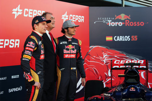 Los pilotos junto con Íñigo Díaz, de Cepsa Sports