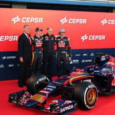 Carlos Sainz Jr. y Max Verstappen junto a su jefe de equipo, Franz Tost