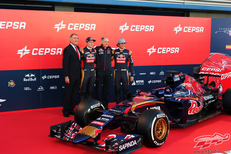 Carlos Sainz Jr. y Max Verstappen junto a su jefe de equipo, Franz Tost