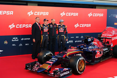 Carlos Sainz Jr. y Max Verstappen junto a su jefe de equipo, Franz Tost